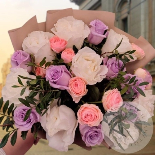 Букет из пионовидных и кустовых роз в магазине Цветы Планеты