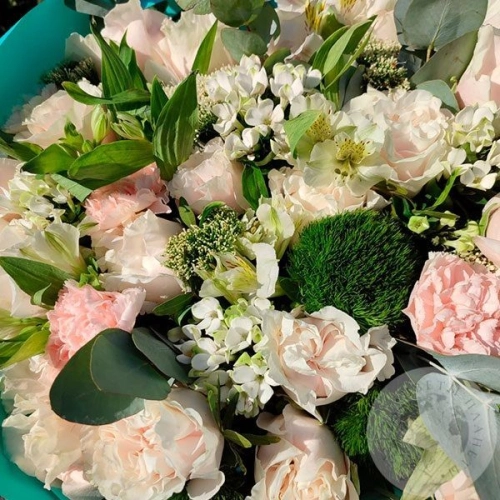 Букет из альстромерий, гвоздик, роз и фисташки в магазине Цветы Планеты