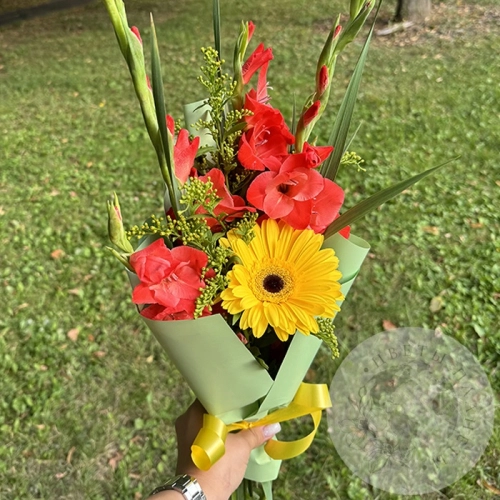 Букет к гладиолусами и герберами в магазине Цветы Планеты