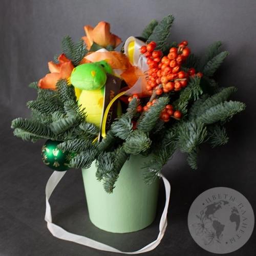 Композиция из кустовых роз и нобилиса в коробке в магазине Цветы Планеты