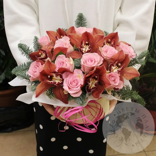 Композиция в коробке из роз и орхидей в магазине Цветы Планеты