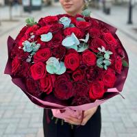 Букет из красных роз Эквадор с эвкалиптом 25 шт. в магазине Цветы Планеты