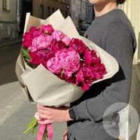 15 розово-бордовых пионов в магазине Цветы Планеты