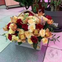 Композиция цветов роз и орхидей в ящике 