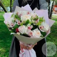 Букет из роз, орхидеи и эустомы в магазине Цветы Планеты