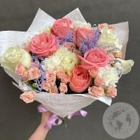 Пурпурный букет из роз и гвоздик