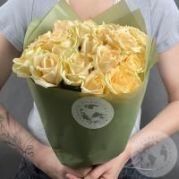 23 розы кремовых 60 см.
