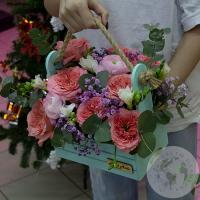 Композиция из роз, эвкалипта и фрезий в ящике