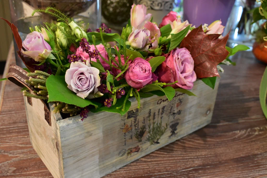 Чем цветы в деревянном ящике отличаются от традиционного букета Чем цветы в деревянном ящике отличаются от традиционного букета
