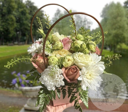 Композиция из роз и кустовых хризантем в сумочке в магазине Цветы Планеты