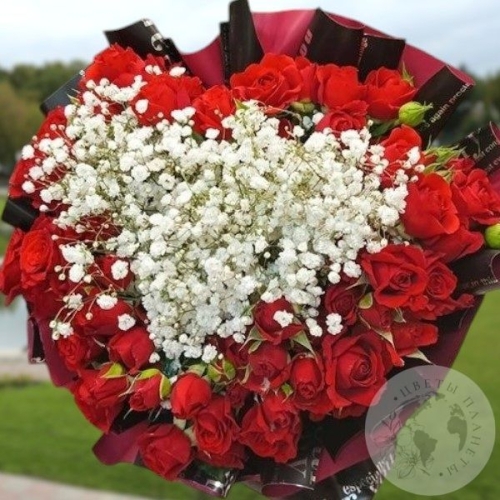 Букет из кустовых роз и гипсофил "Чувства" в магазине Цветы Планеты