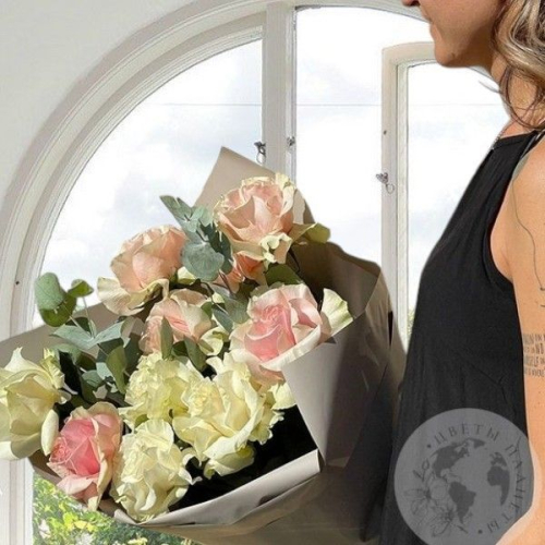 11 розовых и белых роз с эвкалиптом в магазине Цветы Планеты