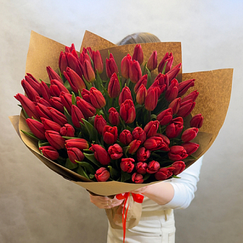 Букет 101 красный тюльпан в магазине Цветы Планеты