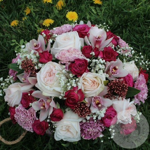 Композиция из роз, орхидей и гвоздик в ящике в магазине Цветы Планеты