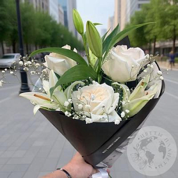 Букет из роз, лилии и гипсофилы 