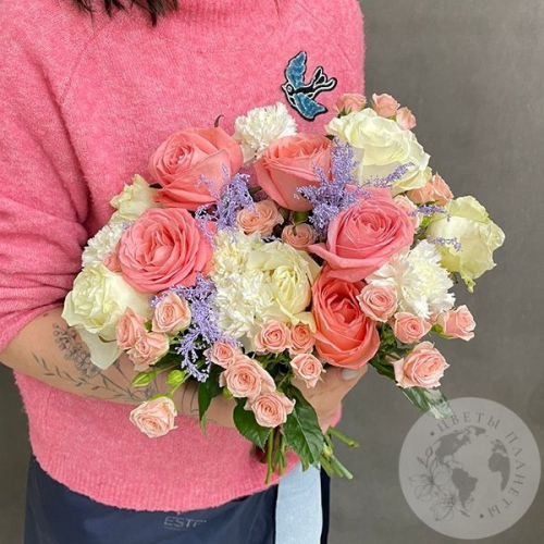 Пурпурный букет из роз и гвоздик в магазине Цветы Планеты