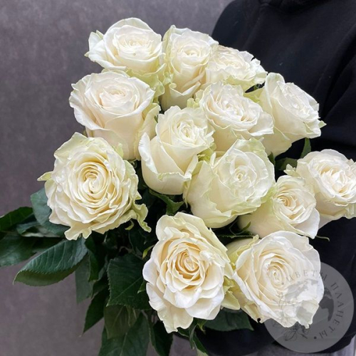 13 роз белых 70 см. в магазине Цветы Планеты