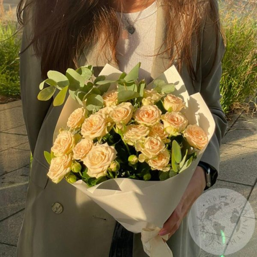 Букет из 9 кустовых розовых роз и эвкалипта "На свидание" в магазине Цветы Планеты