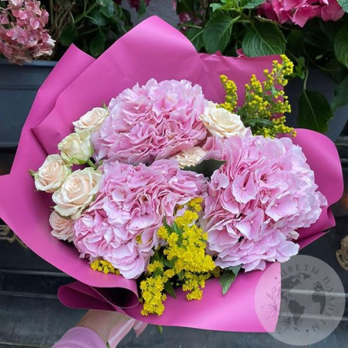 Букет с розами, гортензией и солидаго