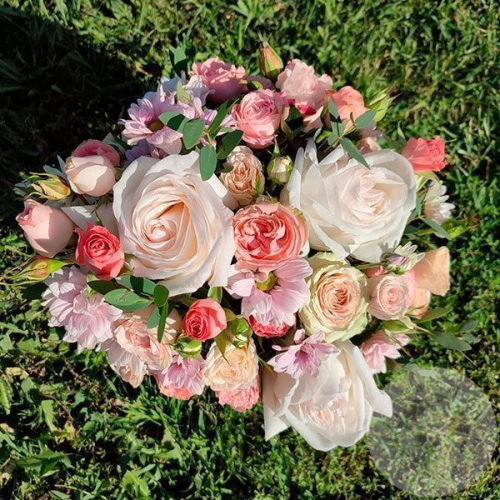 Композиция из роз и эвкалипта в коробке в магазине Цветы Планеты