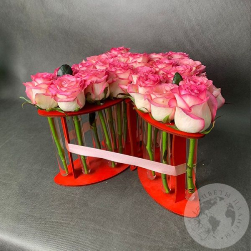 Роза кремовая в колбе 21 шт. Бабочка в магазине Цветы Планеты