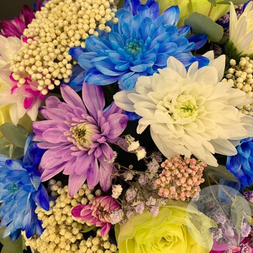 Букет из хризантем, роз в кашпо "Дерево" в магазине Цветы Планеты