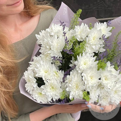 Букет из белых хризантем, лимониумов и грин белла в магазине Цветы Планеты