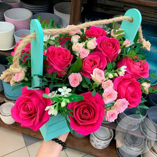 Композиция из роз в ящике "Взрывная страсть" в магазине Цветы Планеты