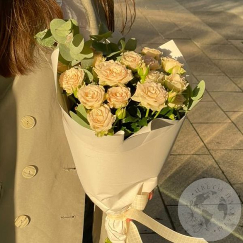 Букет из 9 кустовых розовых роз и эвкалипта "На свидание" в магазине Цветы Планеты