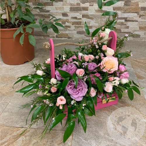 Композиция роз, гербер и гвоздики в ящике "Добрая"