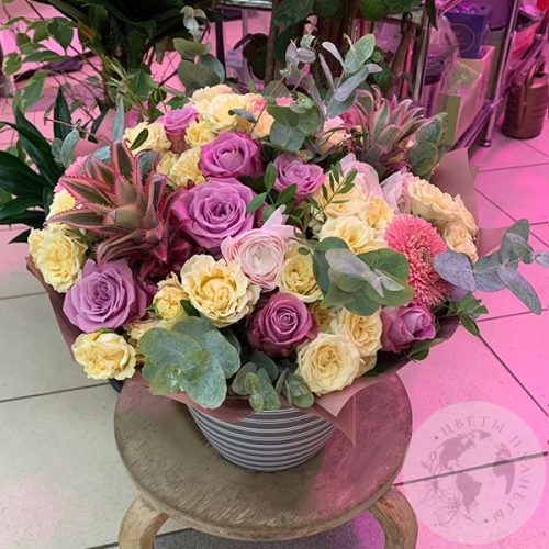 Букет цветов из кустовой розы, герберы и ананаса "Экзотика" в магазине Цветы Планеты