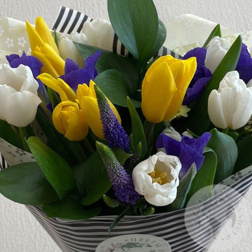 Букет из тюльпанов и ирисов в магазине Цветы Планеты