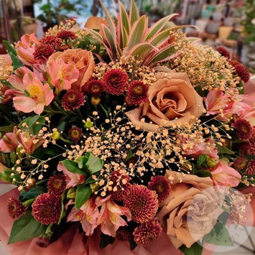 Букет из роз, альстромерии, сантини и ананаса в магазине Цветы Планеты