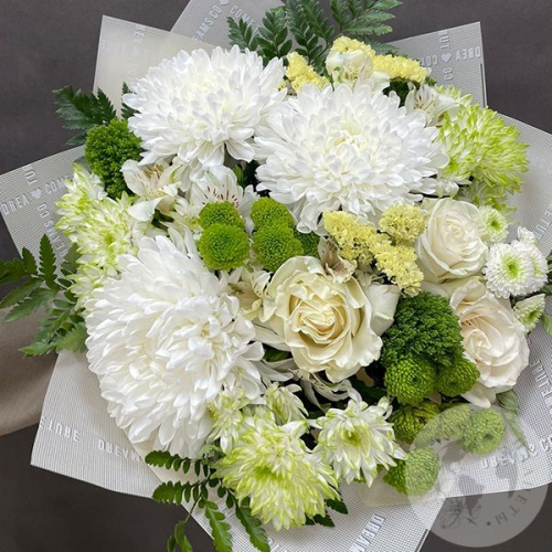Букет из 3 белых роз, хризантем и альстромерий в магазине Цветы Планеты