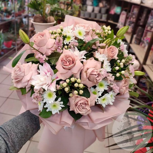 Букет из роз, кустовых хризантем и лилий