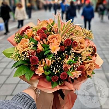 Букет из роз, альстромерии, сантини и ананаса