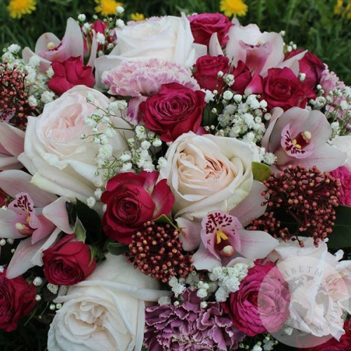 Композиция из роз, орхидей и гвоздик в ящике в магазине Цветы Планеты