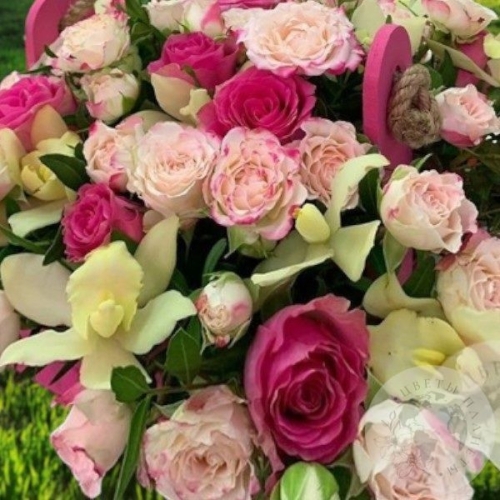 Композиция из роз, орхидей в ящике "Улыбка" в магазине Цветы Планеты