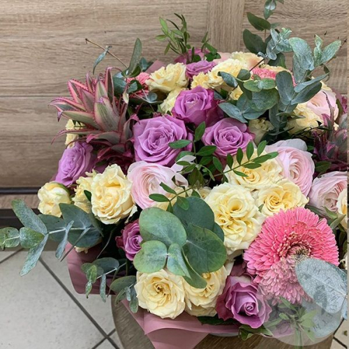 Букет цветов из кустовой розы, герберы и ананаса "Экзотика" в магазине Цветы Планеты