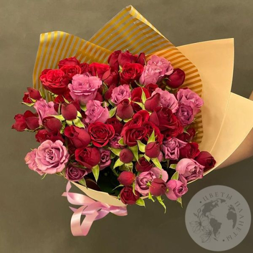 11 красных и розовых роз в магазине Цветы Планеты