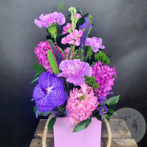 Композиция в ящике из маттиолы, вероники и лунной гвоздики