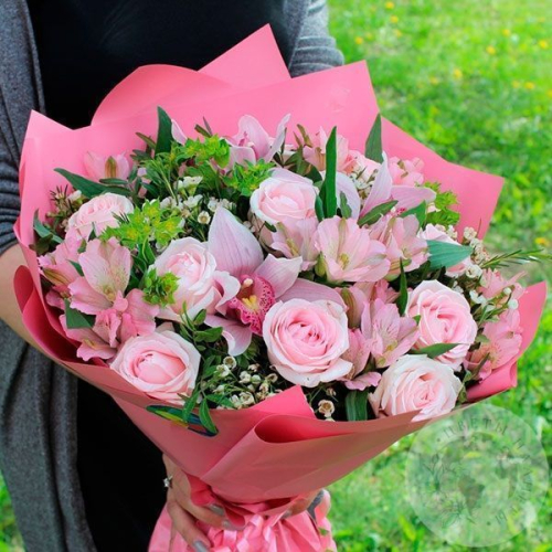 Букет из роз и альстромерий в магазине Цветы Планеты