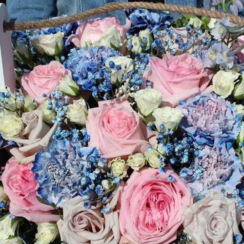 Композиция из роз в ящике "Летняя сказка" в магазине Цветы Планеты