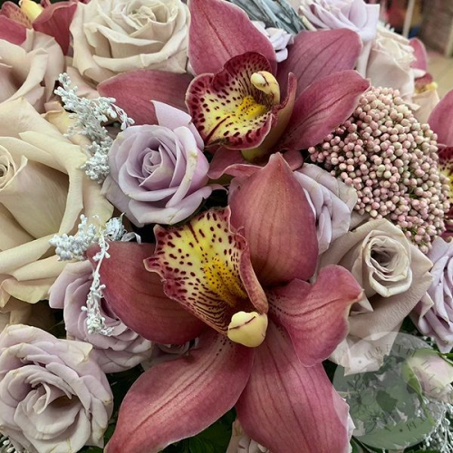 Корзина с розами, орхидей и солидаго в магазине Цветы Планеты