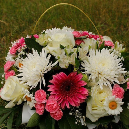 Композиция роз, хризантем и ромашек в корзине в магазине Цветы Планеты