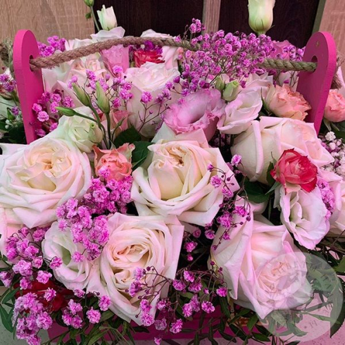 Композиция роз в ящике "Воображение" в магазине Цветы Планеты