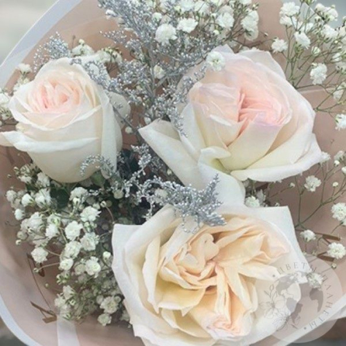 Букет из роз и гипсофилы "Мгновения радости" в магазине Цветы Планеты