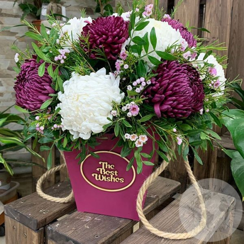 Композиция из хризантем в ящике в магазине Цветы Планеты