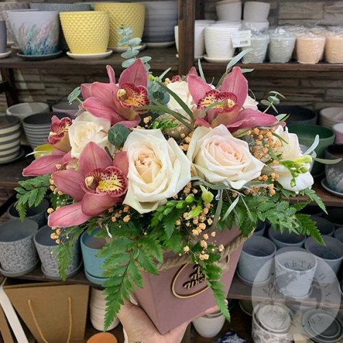 Ящик с розой, орхидеей и папоротником в магазине Цветы Планеты