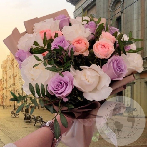 Букет из пионовидных и кустовых роз в магазине Цветы Планеты